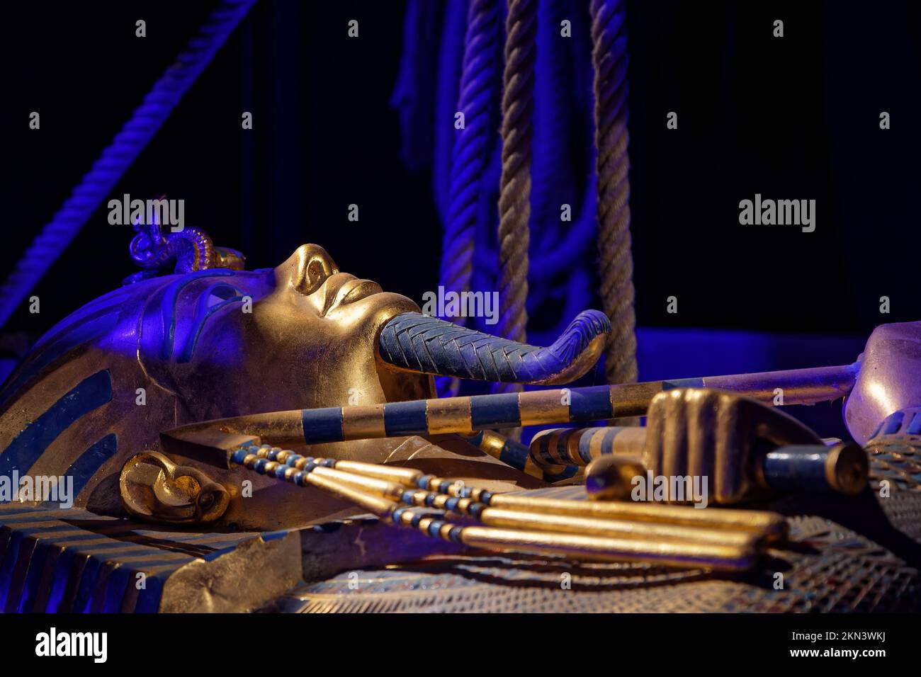 LYON, FRANKREICH, 25. November 2022 : Nachbildungen des Sarkophags von Tutanchamun, präsentiert in der Ausstellung "Tutanchamun, Entdecken des vergessenen Phar Stockfoto