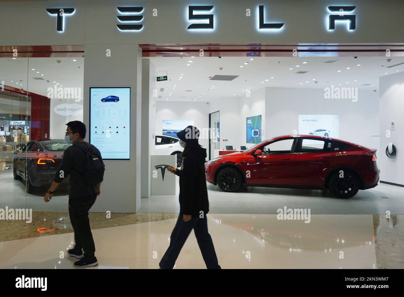 HANGZHOU, CHINA – 27. NOVEMBER 2022 – Kunden gehen am Tesla Store in Hangzhou, Provinz Zhejiang, China, am 27. November 2022 vorbei. [Photo/IC] Tesla Inc. Hat Stockfoto