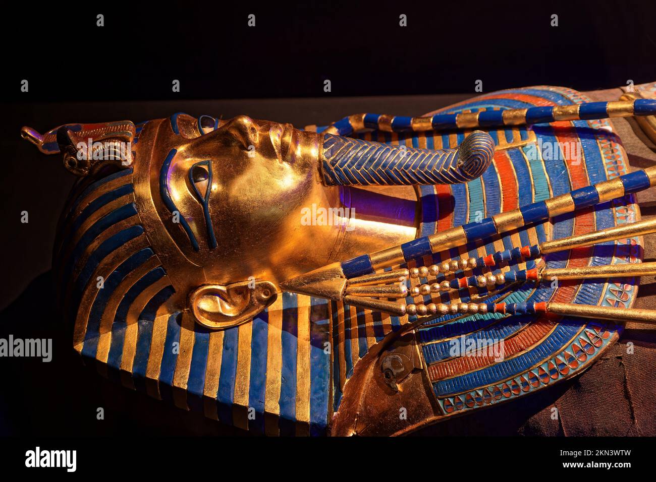 LYON, FRANKREICH, 25. November 2022 : Nachbildung des Sarkophages Tutanchamun, präsentiert in der Ausstellung "Tutanchamun, Entdecken des vergessenen Pharao" Stockfoto