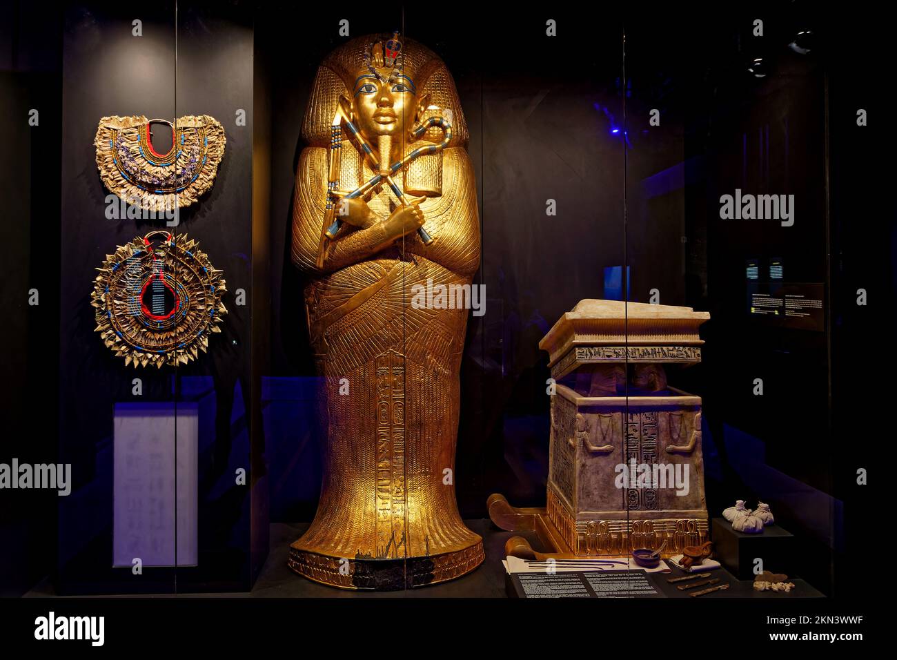 LYON, FRANKREICH, 25. November 2022 : Tutanchamun-Gold-Sarkophag-Nachbildung, präsentiert in der Ausstellung zur Feier der 100-jährigen Entdeckung. Stockfoto