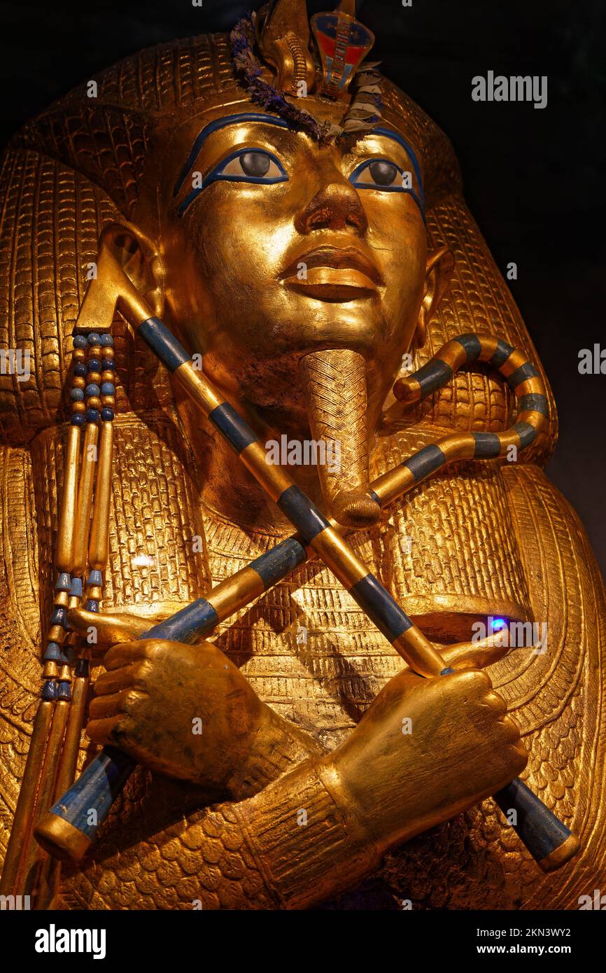 LYON, FRANKREICH, 25. November 2022 : Tutanchamun-Gold-Sarkophag-Nachbildung, präsentiert in der Ausstellung zur Feier der 100-jährigen Entdeckung. Stockfoto