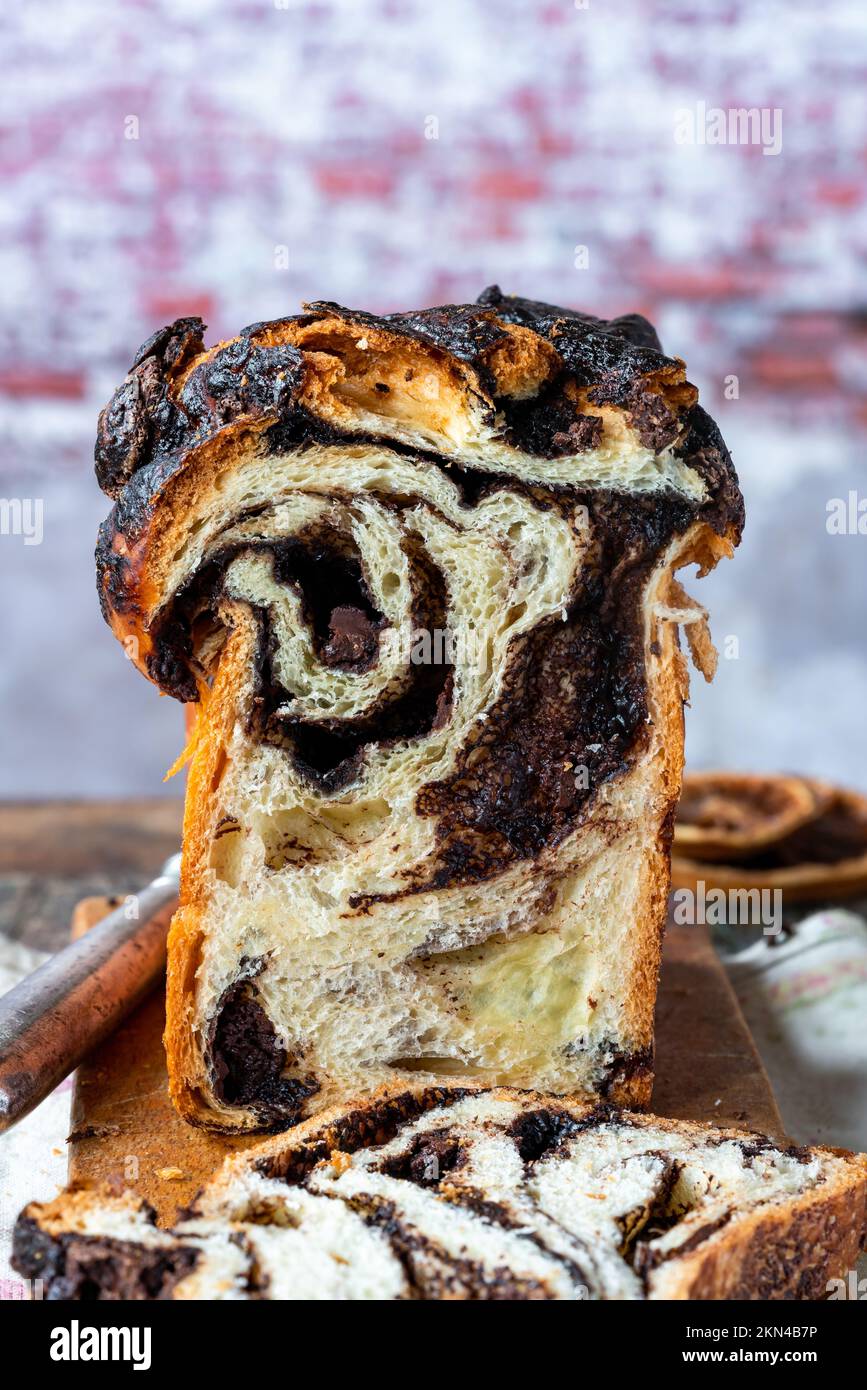 Schokoladenbabka: Traditionelles jüdisches Brioche-Brot mit Schokolade Stockfoto