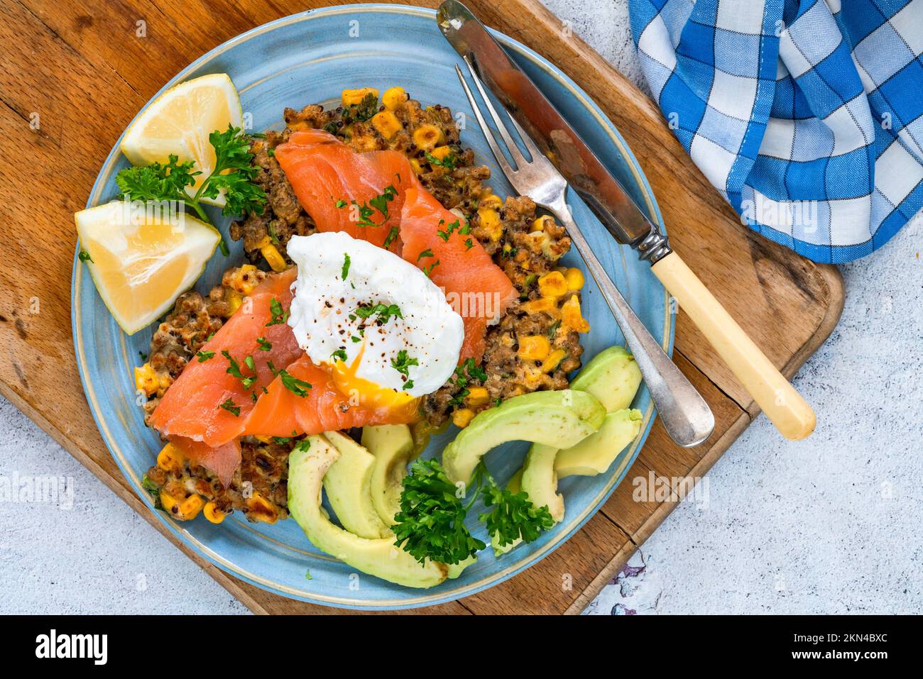 Mais und Quinoa mit geräuchertem Lachs und pochiertem Ei Stockfoto