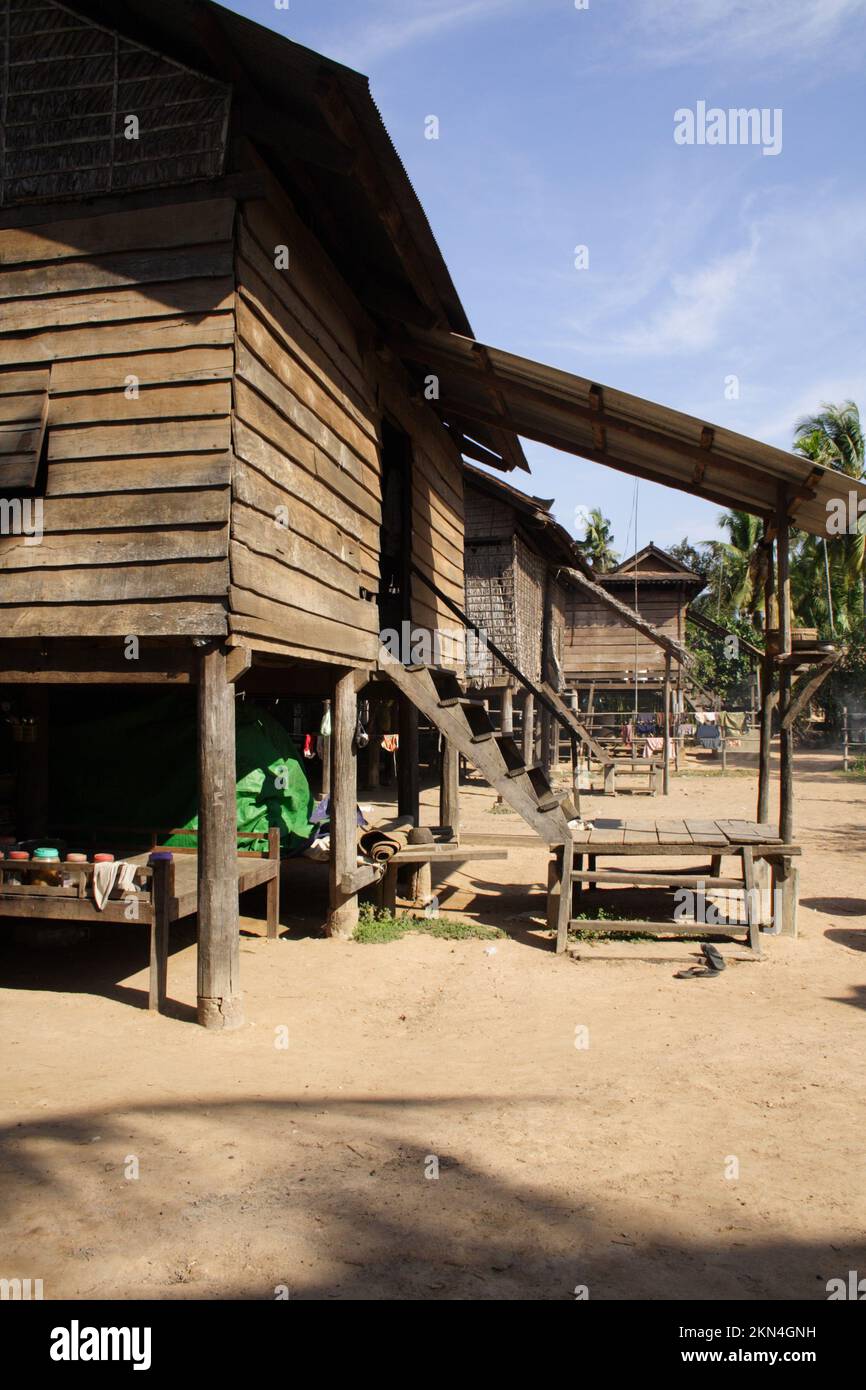 Traditionelles Haus (auf Pfählen), Dom Dek, Siem Reap Provinz, Kambodscha - Holzhaus; gepflegte Umgebung Stockfoto