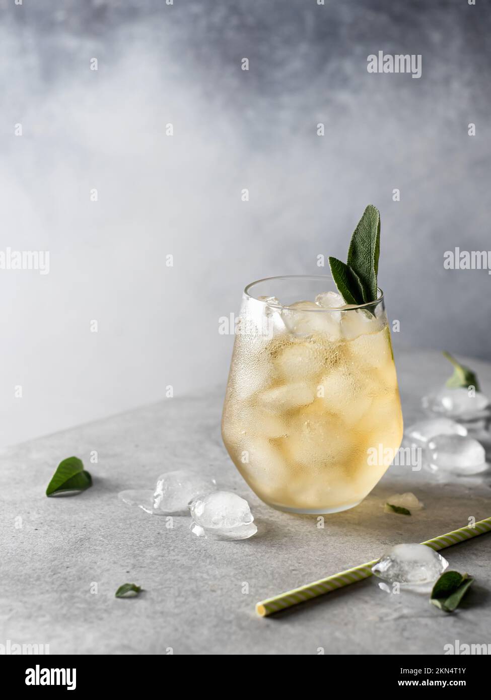 Erfrischender Eiscocktail mit Salbei-Garnitur, Kopierfläche Stockfoto