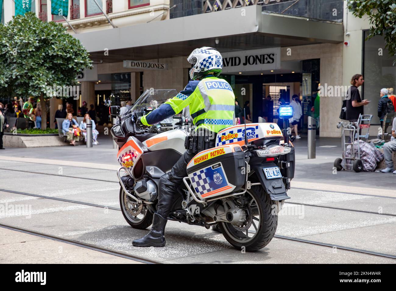 Motorradfahrer der australischen Polizei in der Bourke Street Melbourne beobachtet einen öffentlichen Straßenprotest, Melbourne City Centre, Victoria, Australien 2022 Stockfoto