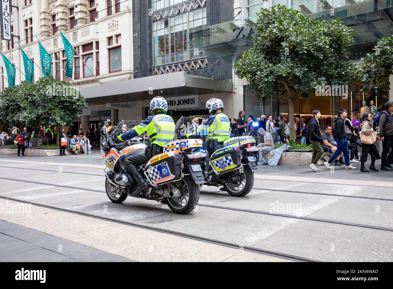 Zwei australische Polizeibeamte auf Polizeimotorrädern im zentralen Geschäftsviertel von Melbourne, beobachten einen protestmarsch in der Stadt, Victoria, Australien Stockfoto
