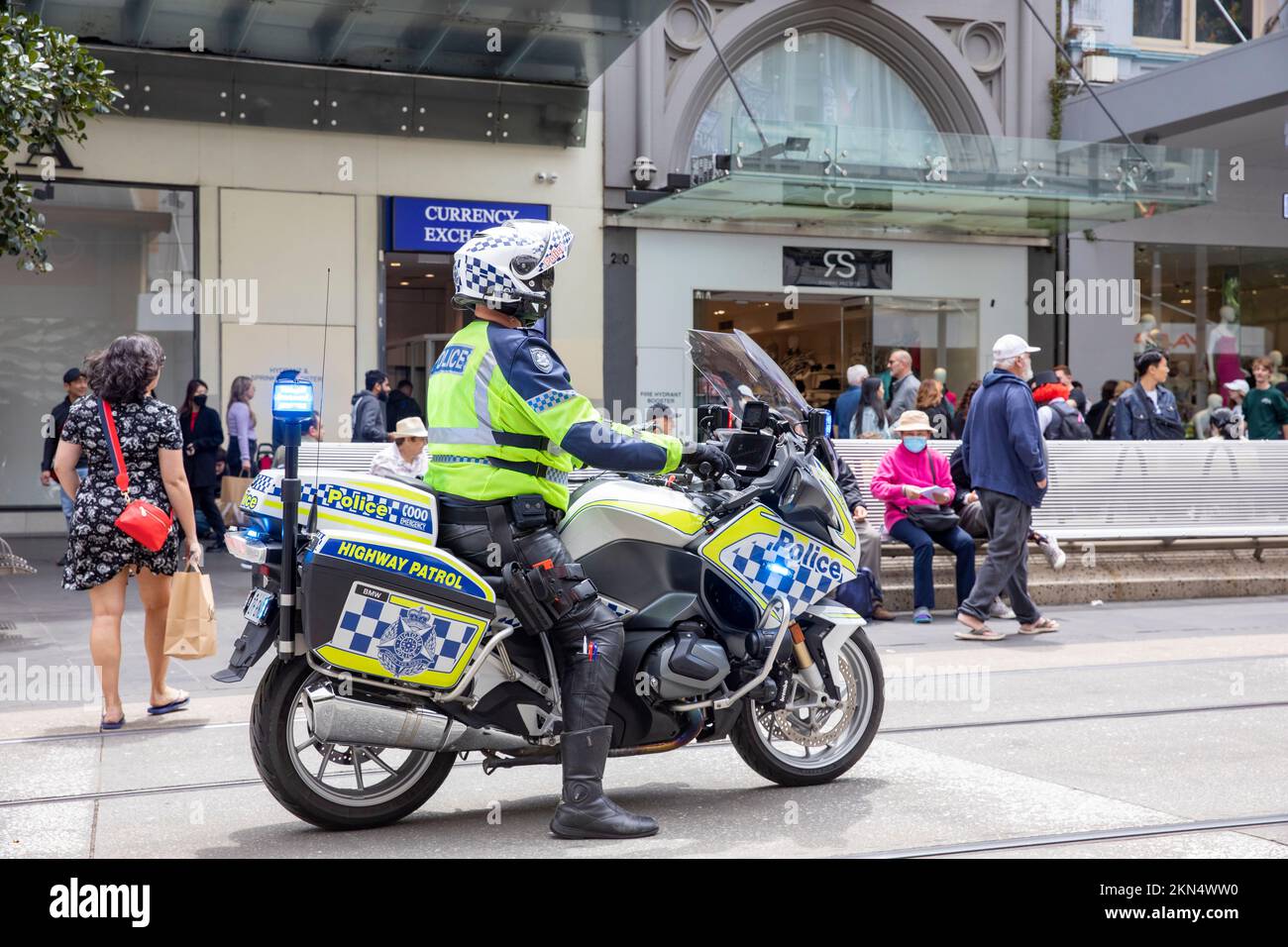 Australischer Polizist auf BMW Highway Patrol Motorrad beobachtet Straßenproteste im Zentrum von Melbourne, Victoria, Australien Stockfoto