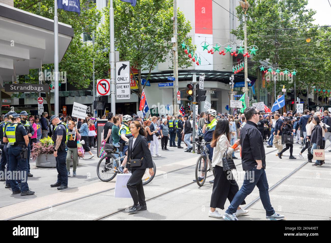 Viktorianische Polizisten überwachen Demonstranten im Stadtzentrum von Melbourne, die gegen die COvid 19 Regierungspolitik und Impfungen, Australien Stockfoto