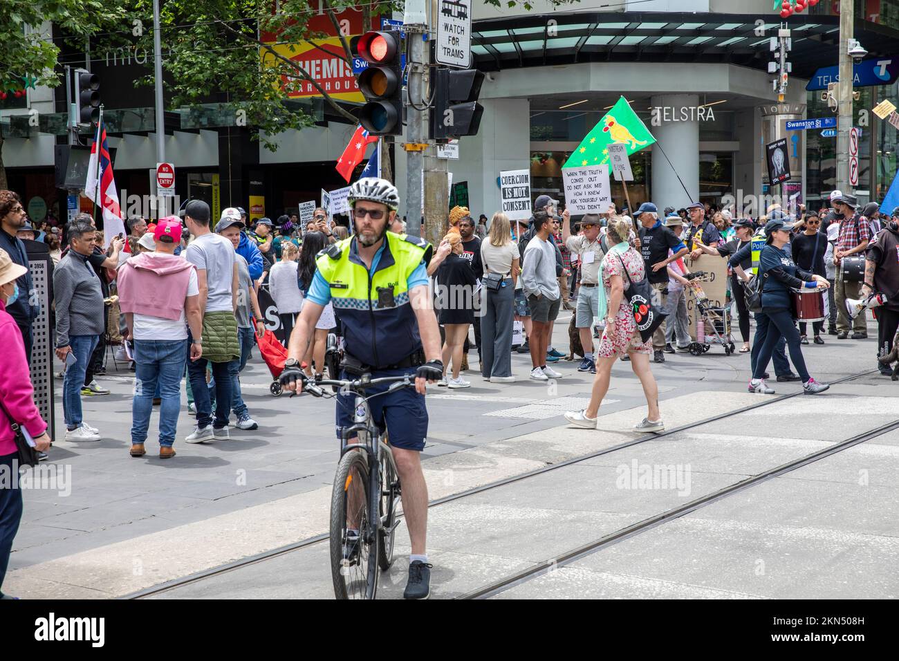 Polizeibeamter Melbourne auf einem Fahrrad Teil der Polizeioperation Überwachung Anti-Impfstoff-Protest in Melbourne City Centre, Victoria, Australien Stockfoto