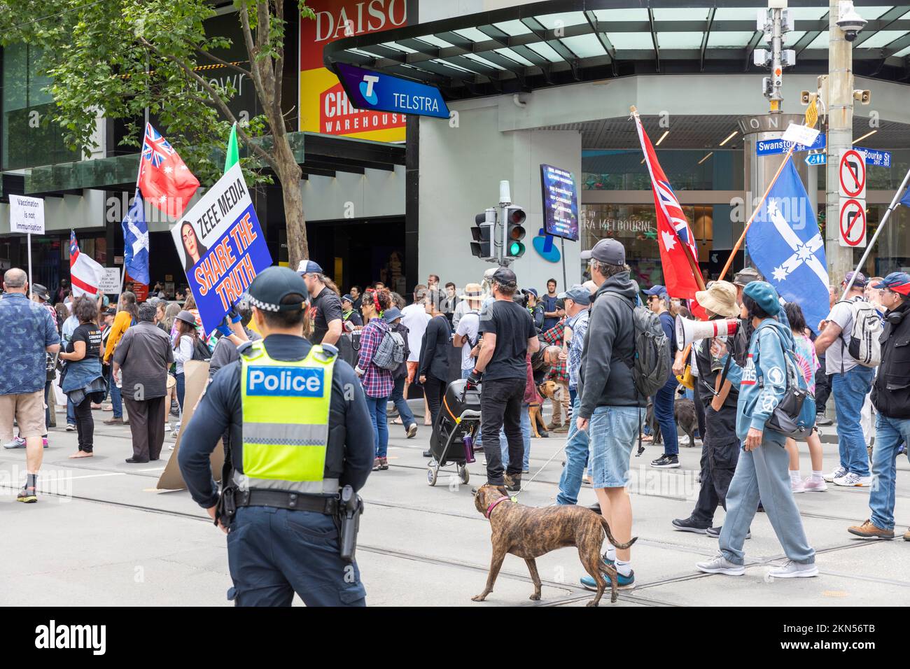 Viktorianische Polizisten überwachen Demonstranten im Stadtzentrum von Melbourne, die gegen die COvid 19 Regierungspolitik und Impfungen, Australien Stockfoto