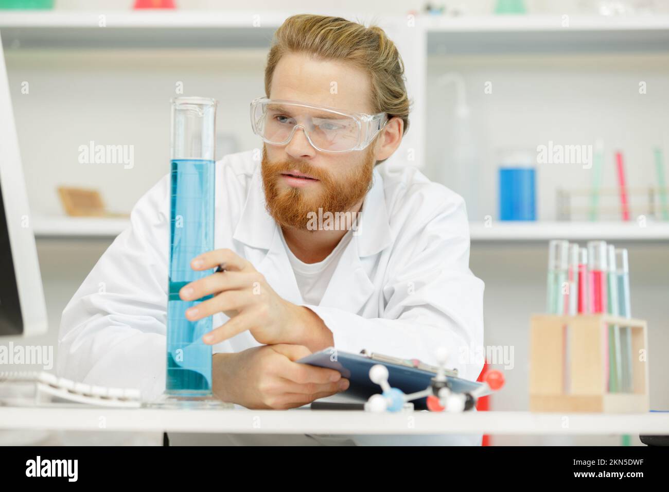 Labor Pipette mit Tropfen Flüssigkeit über Glas Reagenzgläser Stockfoto