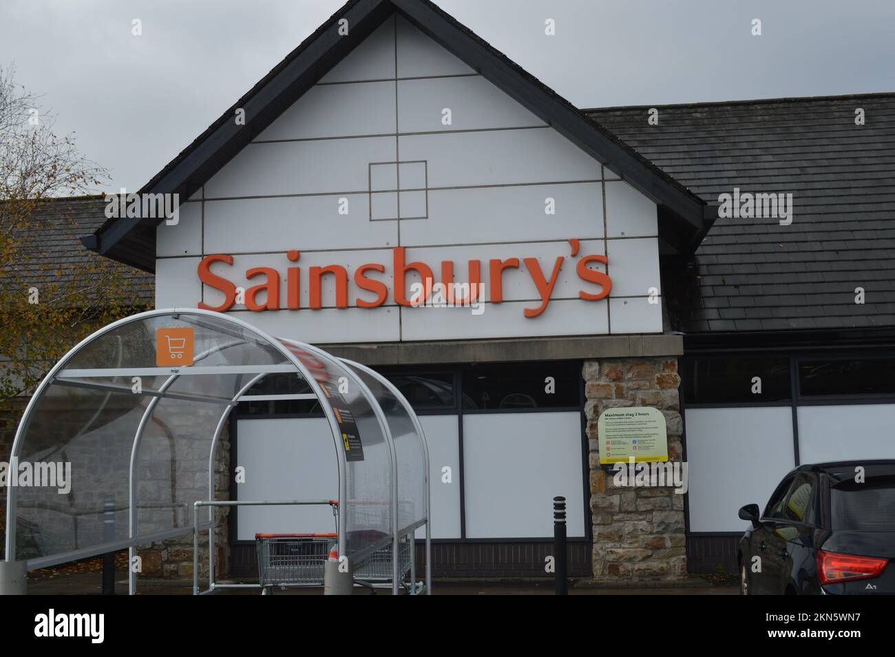 20. November 2022, Bridgend, Wales, Vereinigtes Königreich. Sainsbury's Supermarkt von außen. Stockfoto