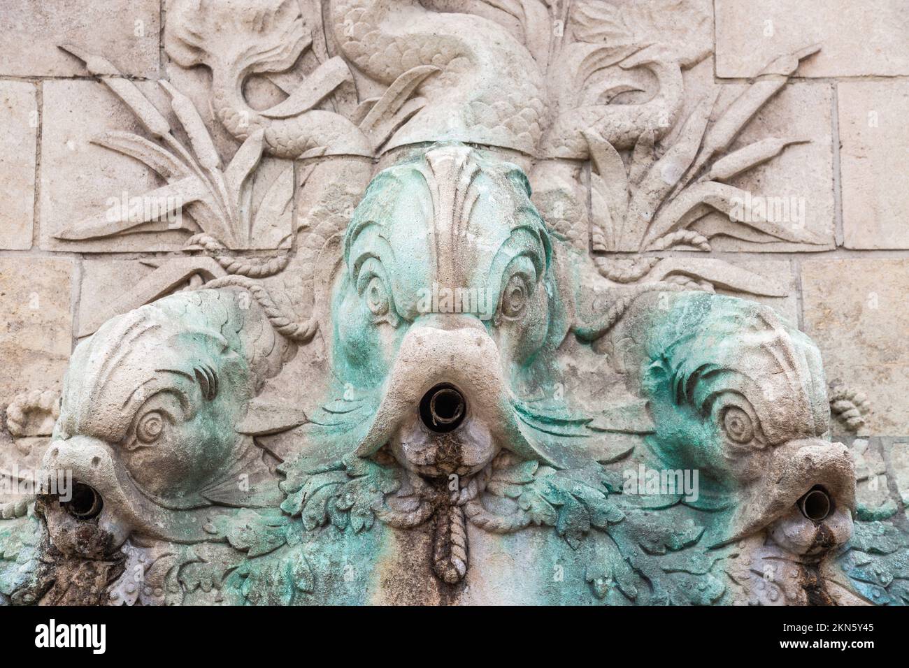 Skulpturen, farbenfrohe Verdigris, die Wasserspuckfische aus dem Brouckère-Brunnen in Brüssel darstellen. Stockfoto