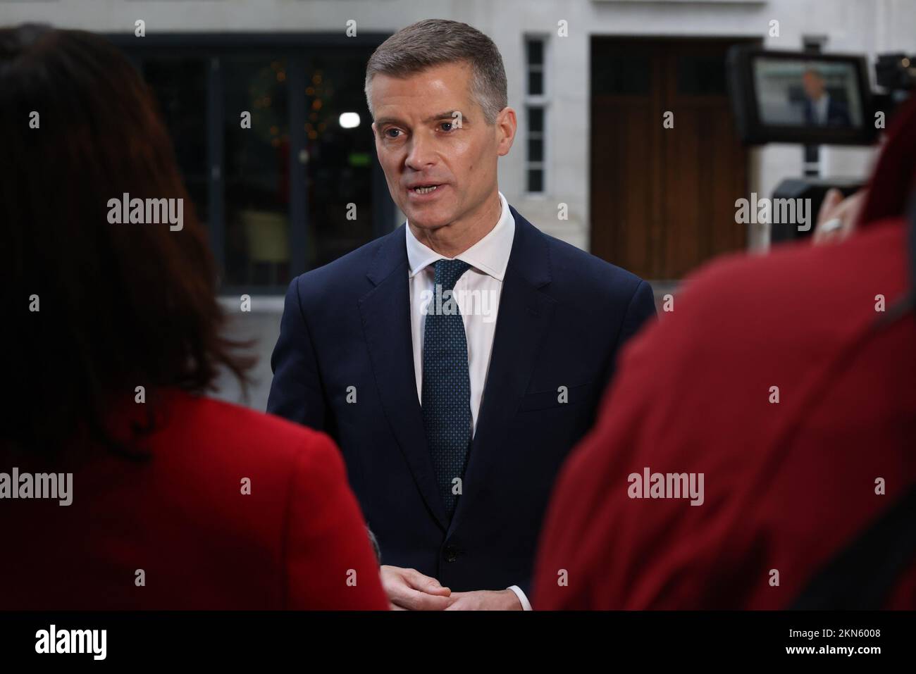 Verkehrsminister Mark Harper spricht vor den wartenden Medien vor dem BBC Broadcasting House in London, nachdem er am Sonntag mit Laura Kuenssberg im Programm "Aktuelle Angelegenheiten" der BBC One aufgetaucht ist. Foto: Sonntag, 27. November 2022. Stockfoto