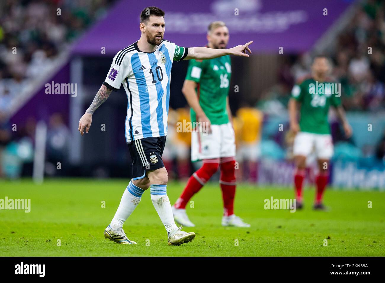 Lusail, Katar. 26.. November 2022. Fußball: Weltmeisterschaft, Argentinien - Mexiko, Vorrunde, Gruppe C, Spieltag 2, Lusail Iconic Stadium, Argentiniens Lionel Messi Gesten. Kredit: Tom Weller/dpa/Alamy Live News Stockfoto