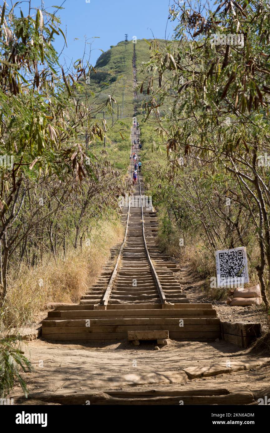 Koko Head Crater Railway Tracks wandern an einem sonnigen Tag auf Oahu Hawaii Stockfoto