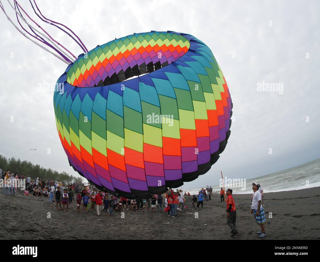 Drachen beim Kite Festival am Jatimalang Beach, Purworejo, einzigartig und farbenfroh Stockfoto