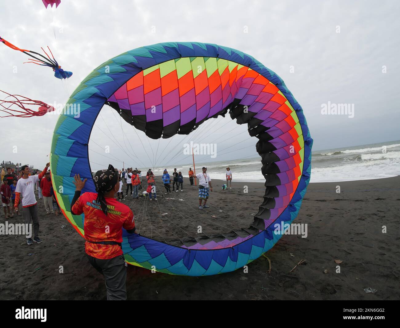 Drachen beim Kite Festival am Jatimalang Beach, Purworejo, einzigartig und farbenfroh Stockfoto