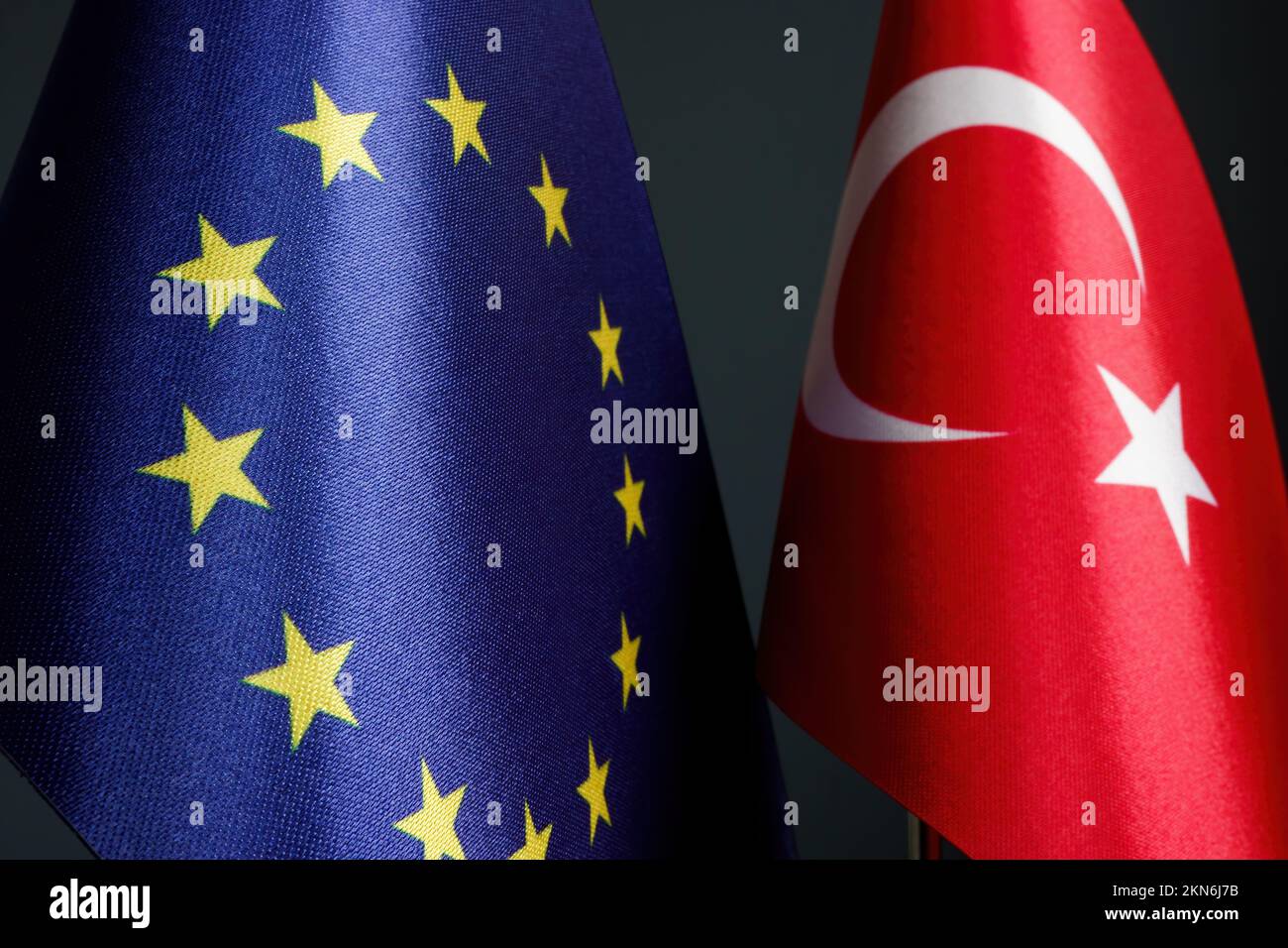 Flaggen der EU und der Türkei in der Nähe. Stockfoto