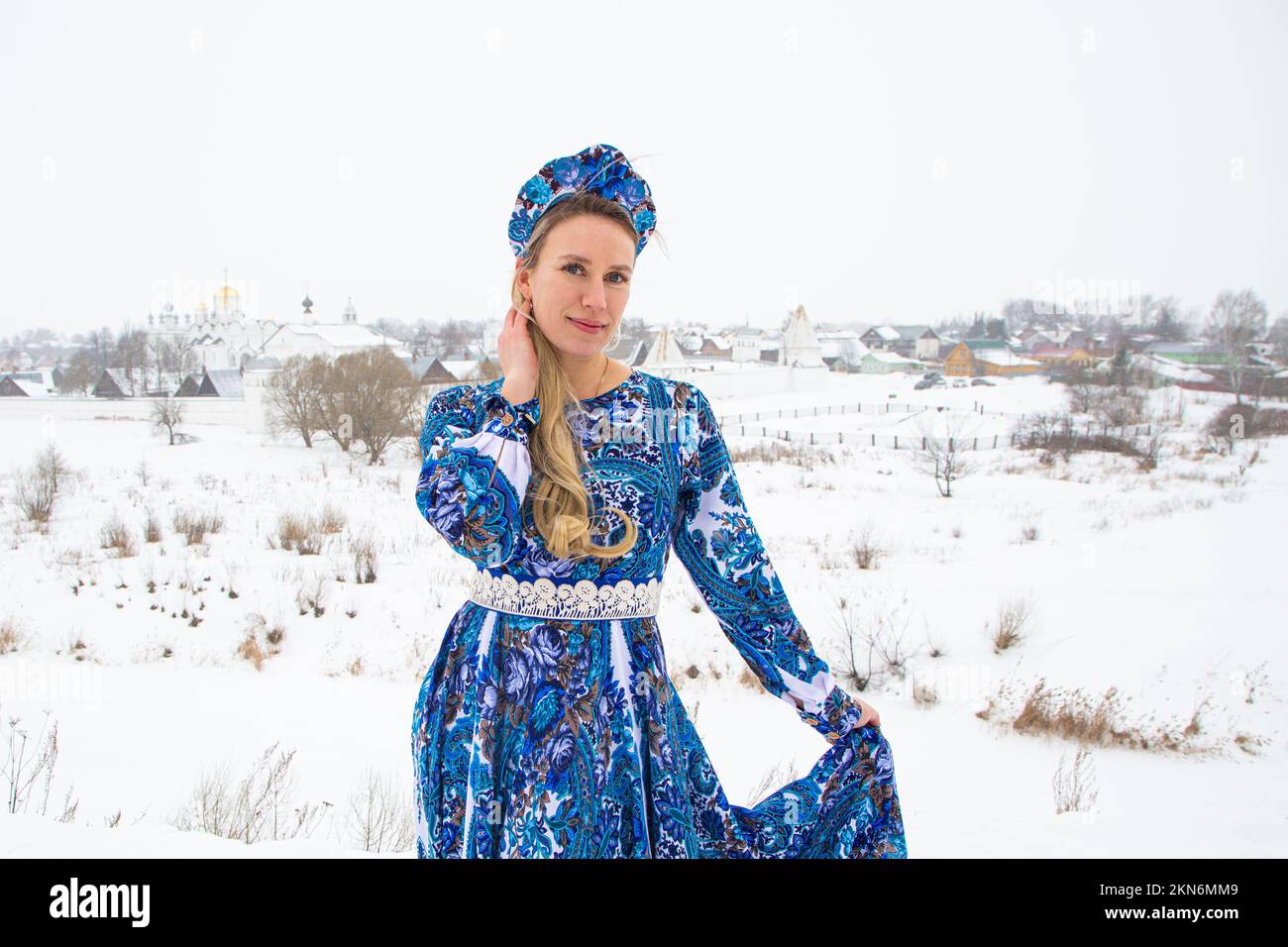 Schöne russische Mädchen in einem Winter Nationalkleid Stockfoto