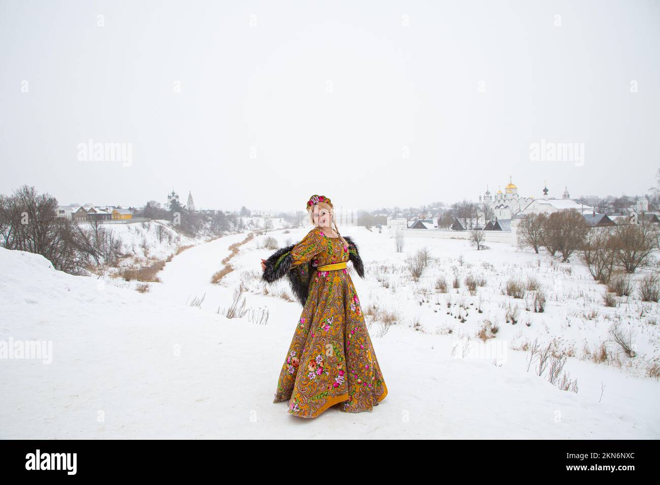 Schöne russische Mädchen in einem Winter Nationalkleid Stockfoto