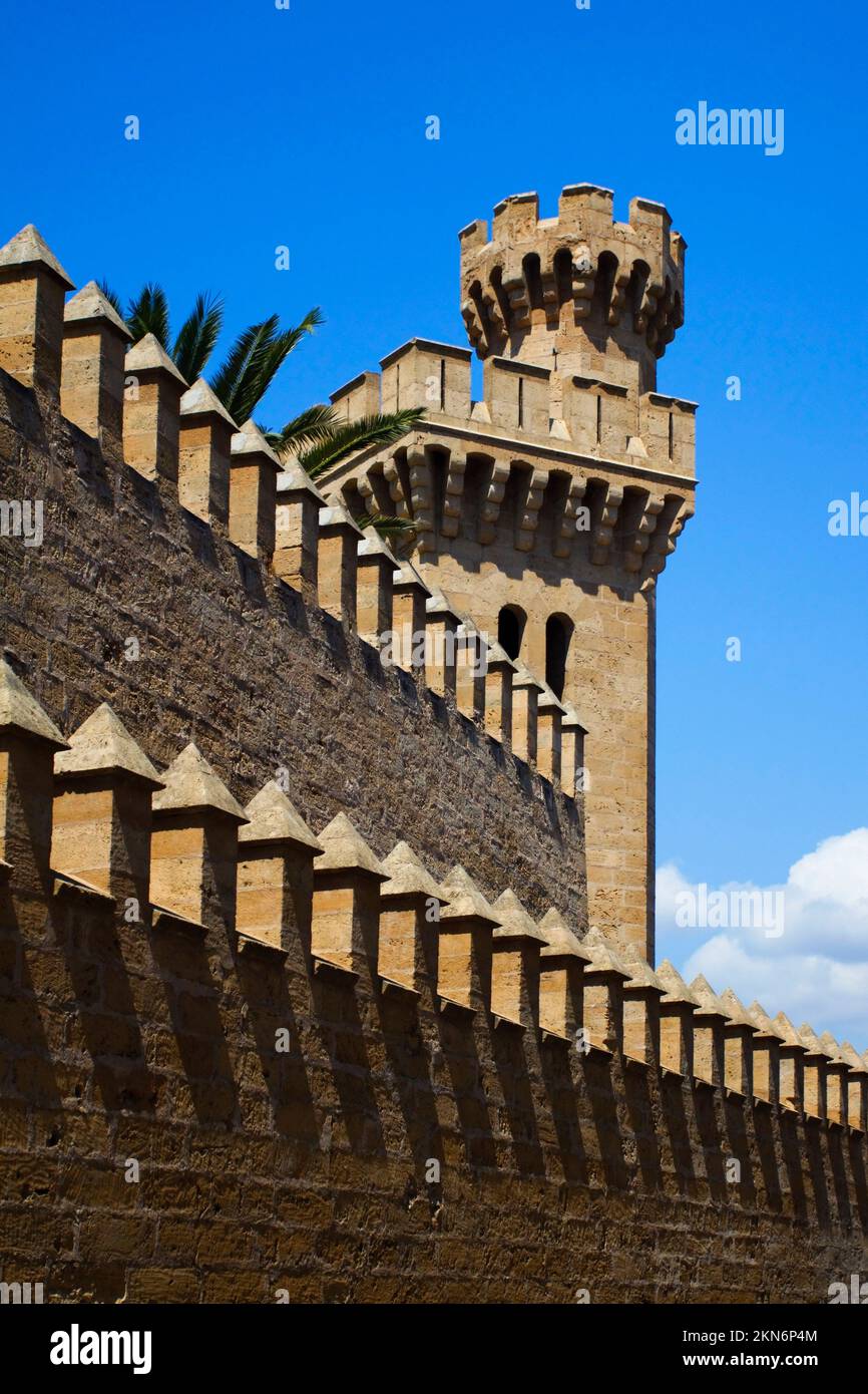 Wachtürme und Mauern mit Zinnen im historischen Teil der Stadt Palma de Mallorca auf der Insel Mallorca im BalearenArchipel von Stockfoto