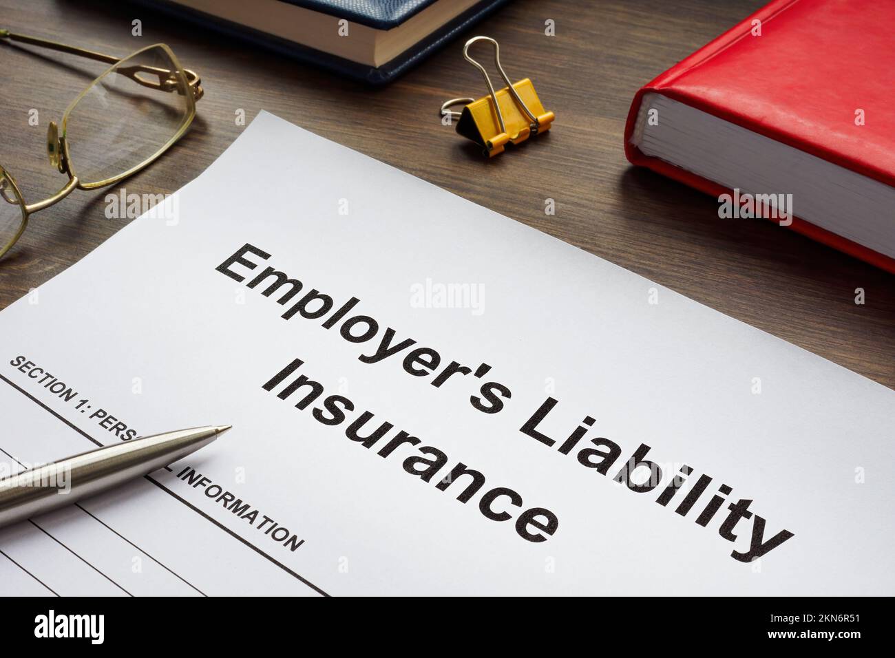 Antragsformular für die Arbeitgeberhaftpflichtversicherung auf dem Tisch. Stockfoto