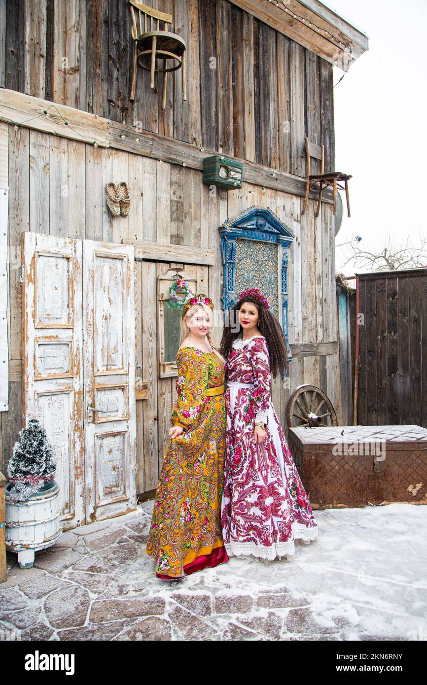 Russisches Mädchen in russischen Nationalkostümen des Winters in einem Dorf Stockfoto