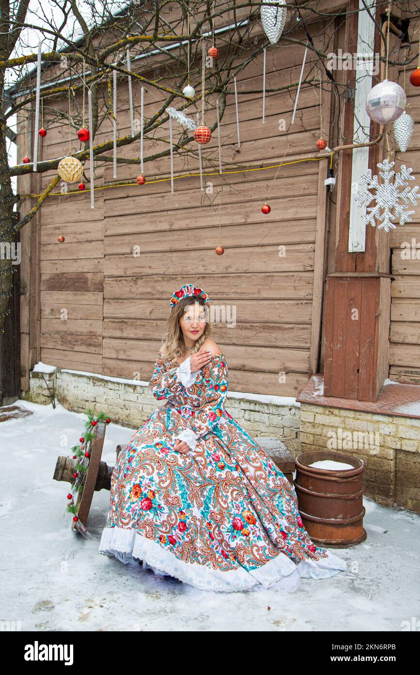 Russisches Mädchen in russischen Nationalkostümen des Winters in einem Dorf Stockfoto