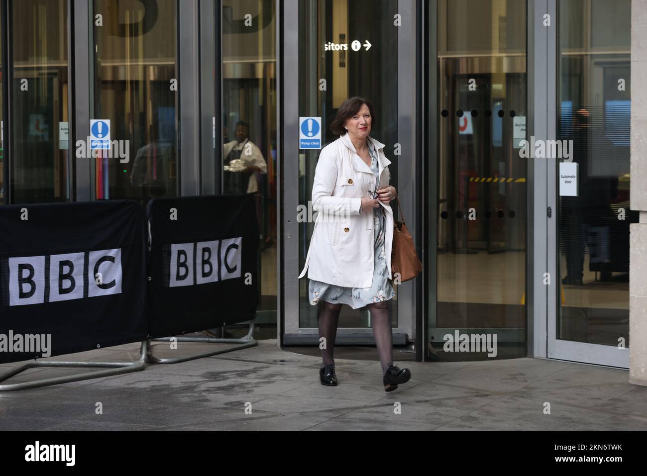 Der TUC-Generalsekretär Frances O'Grady verlässt das BBC Broadcasting House in London, nachdem er am Sonntag mit Laura Kuenssberg als Panelmitglied im Programm BBC One Current Affairs auftrat. Foto: Sonntag, 27. November 2022. Stockfoto