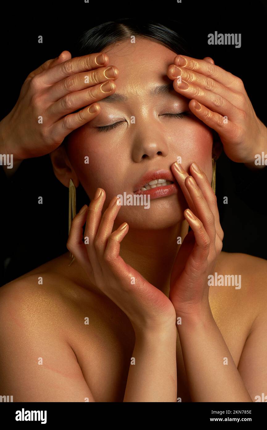 Selbstpflege, Gesichtsmassage. Entspannung im Schönheitssalon. Asiatisches Mädchen. Stockfoto