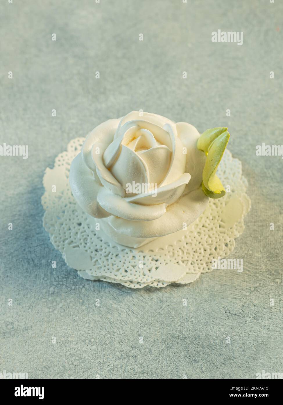 Zephyr stieg auf einem hellen Hintergrund auf. zephyr mit einer Mindestmenge Zucker. Ein Naturprodukt. Schöne Süßigkeiten. Stockfoto