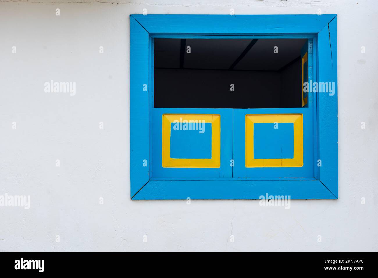 Fensterdetails im Kolonialstil im Dorf Salento, Quindio, Kolumbien Stockfoto