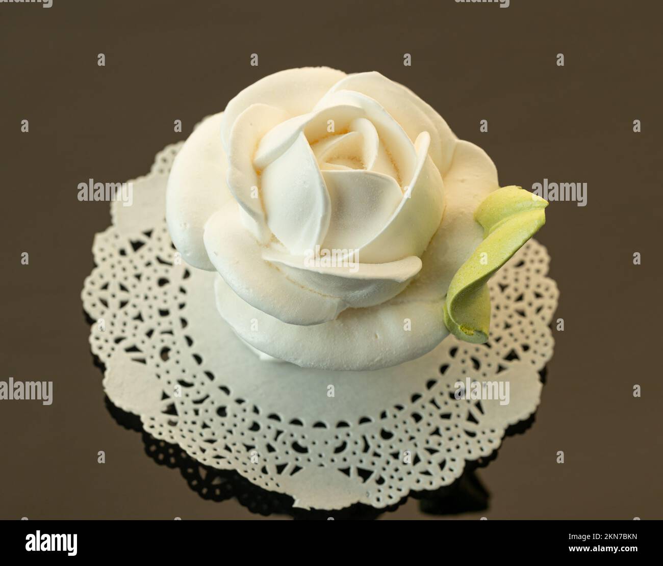 Zephyr stieg auf einem Spiegelhintergrund auf. zephyr mit einer Mindestmenge Zucker. Ein Naturprodukt. Schöne Süßigkeiten. Stockfoto