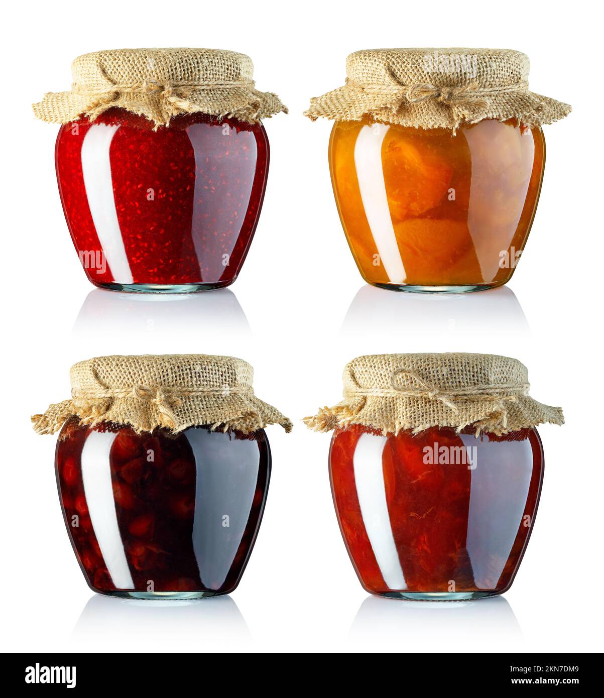 Obstmarmelade in Glasgefäßen, die mit einem weißen, isolierten Sacktuch bedeckt sind Stockfoto
