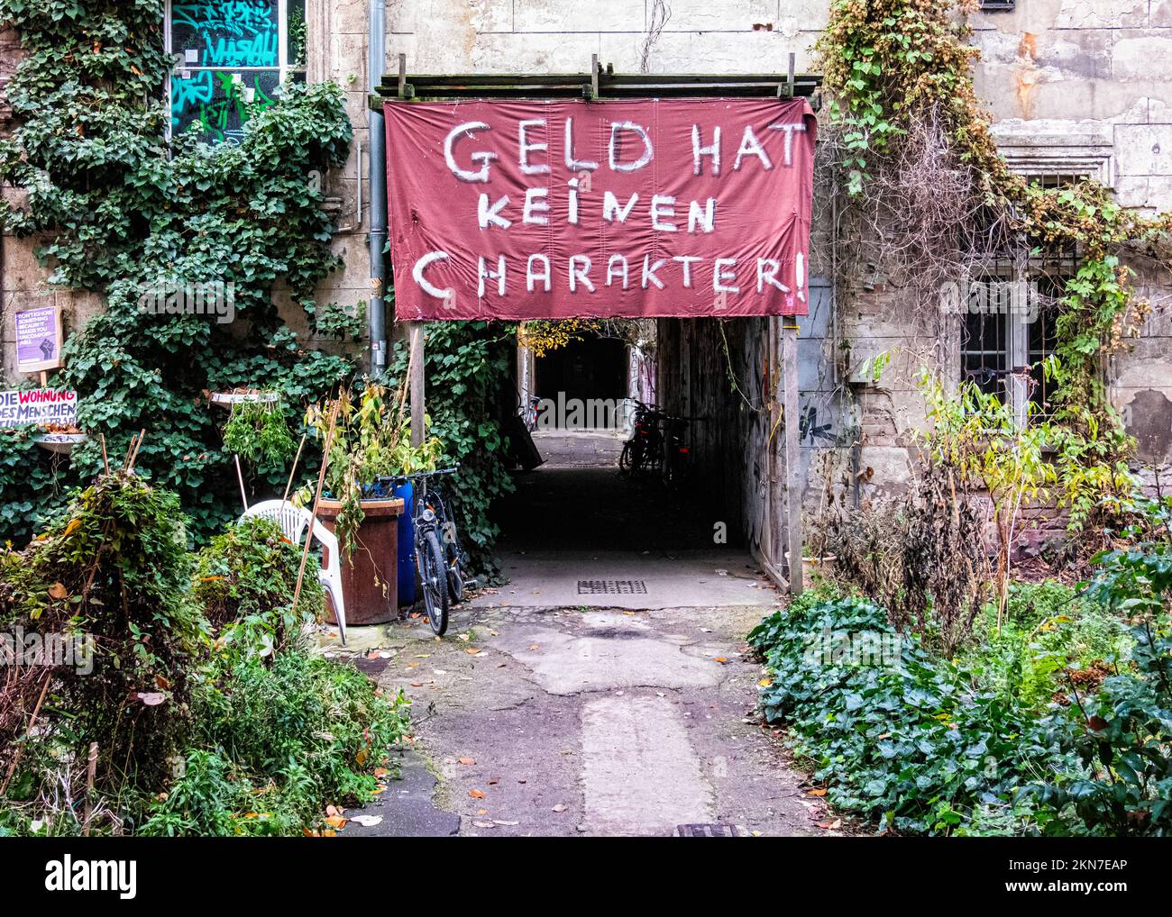 Geld hat keinen Charakter Banner im Innenhof der Kastanienallee 12, Prenzlauer Berg, Berlin.die Bewohner versuchen, Häuser vor einer bevorstehenden Auktion zu retten Stockfoto