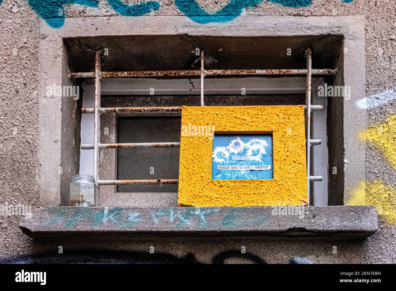 Fensterdetails und kleine Kunstwerke im Innenhof der Kastanienallee 12, Prenzlauer Berg, Berlin. Stockfoto