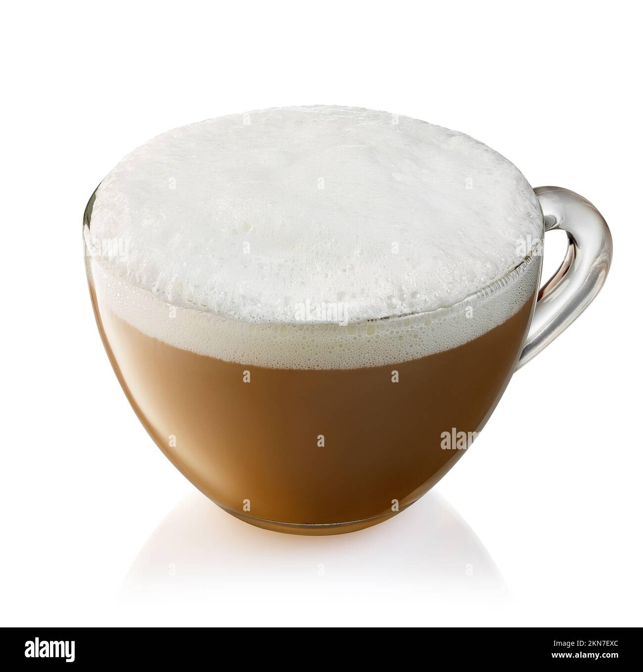 Cappuccino in transparentem Becher, isoliert auf weißem Hintergrund Stockfoto