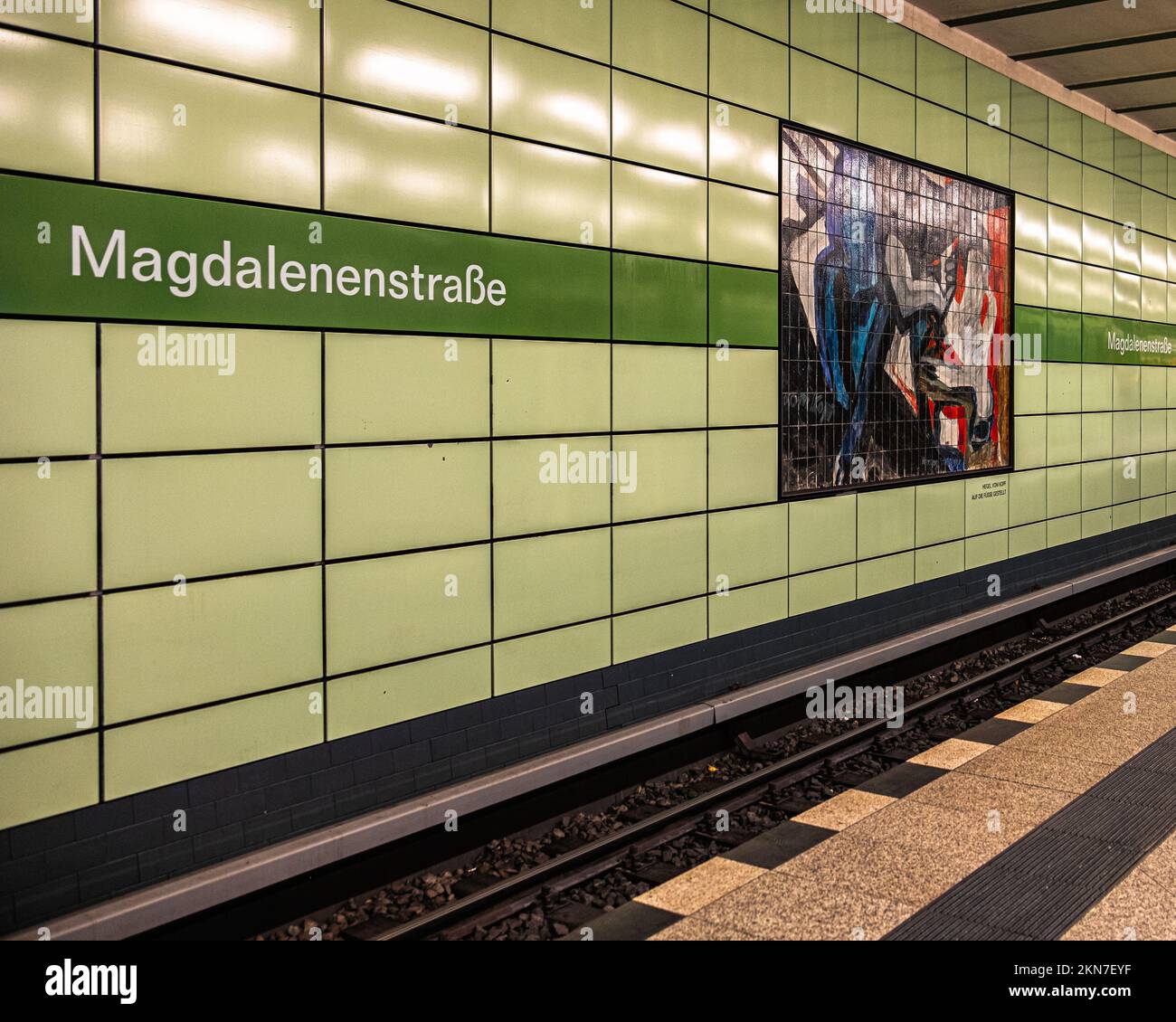 U5 U-Bahn-Station Magdalenenenstraße, grün gefliestes Interieur, Lichtenberg, Berlin Wandbilder halten Geschichte des Sozialismus fest Stockfoto