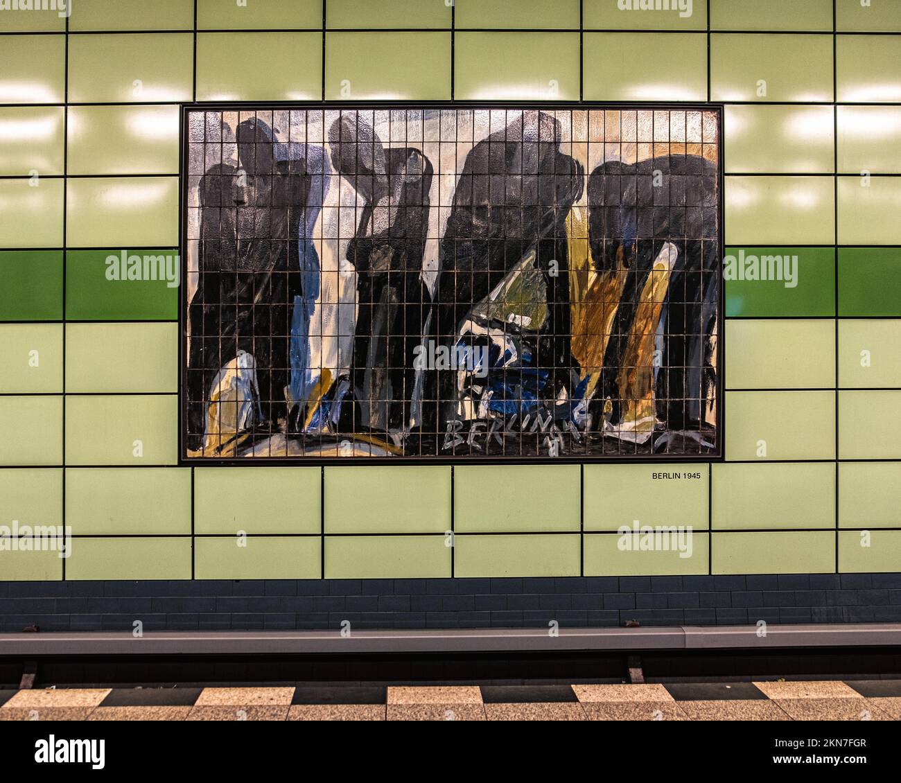 U5 U-Bahn-Station Magdalenenenstraße, grün gefliestes Interieur, Lichtenberg, Berlin Wandbilder halten Geschichte des Sozialismus fest Stockfoto