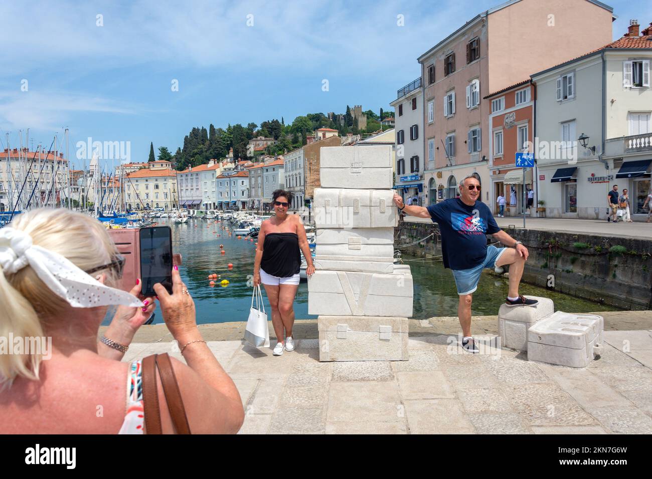 Hafenpromenade mit Kofferskulptur, Cankarjevo nabrezje, Piran (Pirano), Slowenisches Istrien, Slowenien Stockfoto