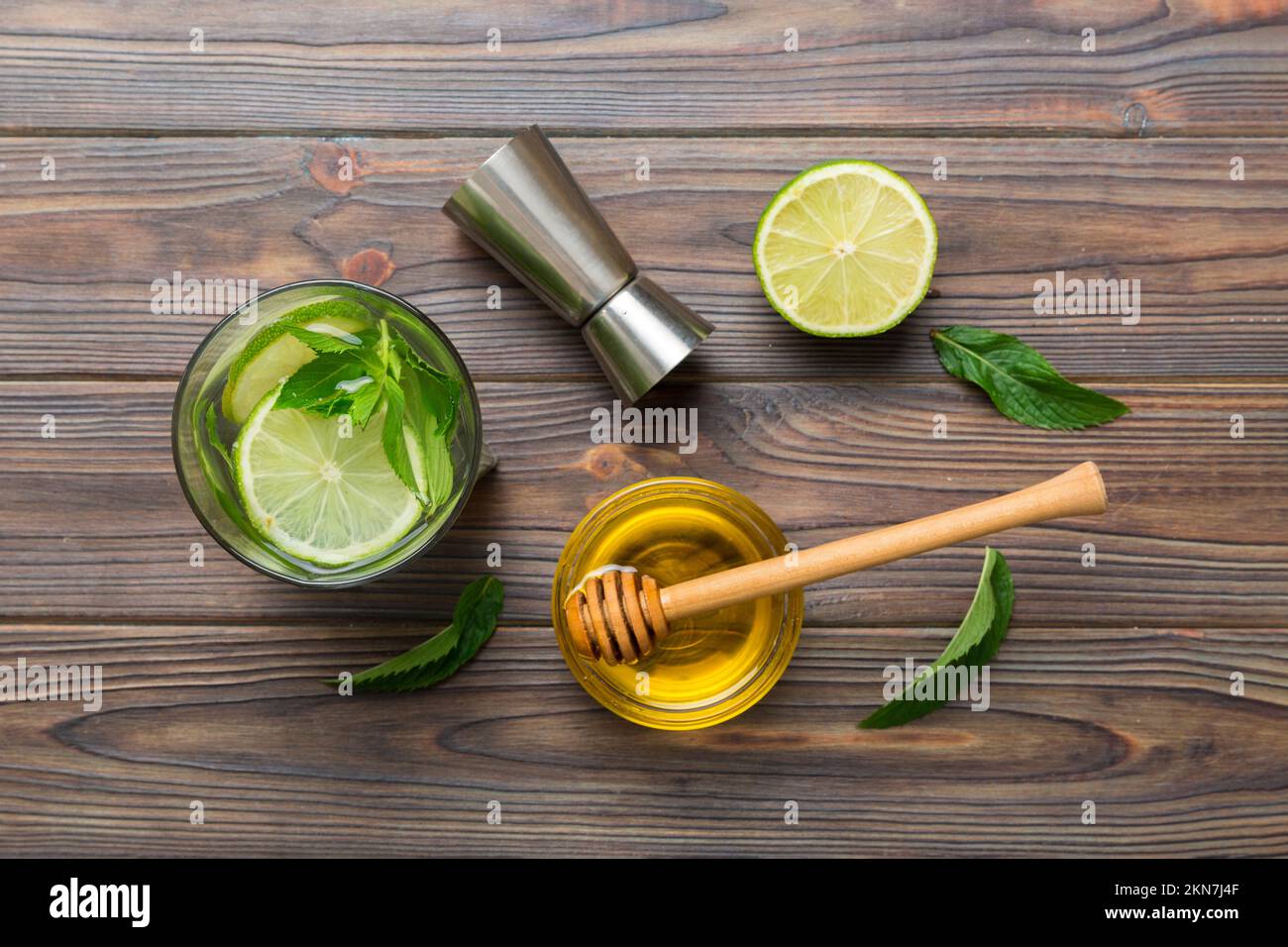 Caipirinha, Mojito-Cocktail, Wodka oder Sodagetränk mit Limette, Minze ...