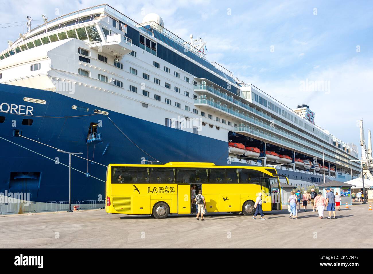 Marella Explorer Kreuzfahrtschiff und Ausflugsbus im Hafen von Koper, Koper, Slowenisch Istrien, Slowenien Stockfoto