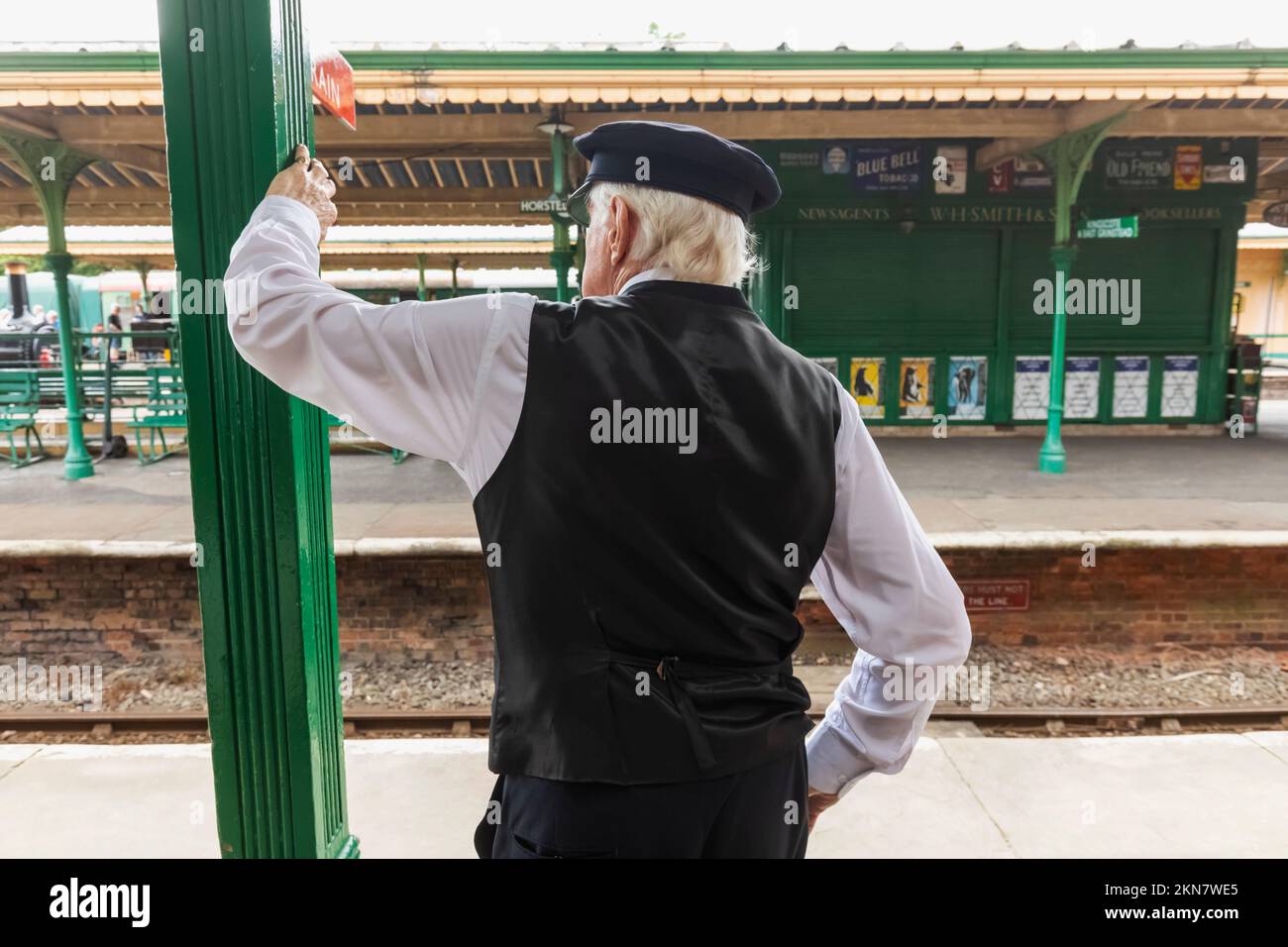 England, Sussex, Bluebell Railway, Horsted Keynes Station, Wache auf Bahnsteig Stockfoto
