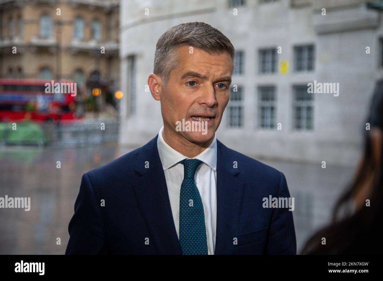London, England, Großbritannien. 27.. November 2022. Der Verkehrsminister MARK HARPER wird vor der BBC gesehen, wie er am Sonntag mit Laura Kuenssberg erscheint. (Kreditbild: © Tayfun Salci/ZUMA Press Wire) Kredit: ZUMA Press, Inc./Alamy Live News Stockfoto