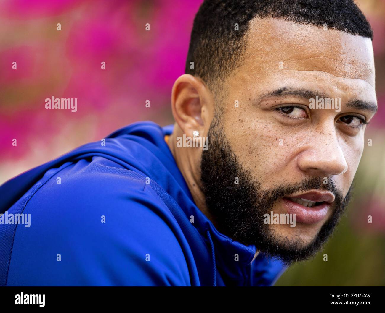 DOHA - Memphis Depay of Holland während eines Medientreffens der niederländischen Nationalmannschaft während der Fußballweltmeisterschaft. ANP KOEN VAN WEEL Stockfoto