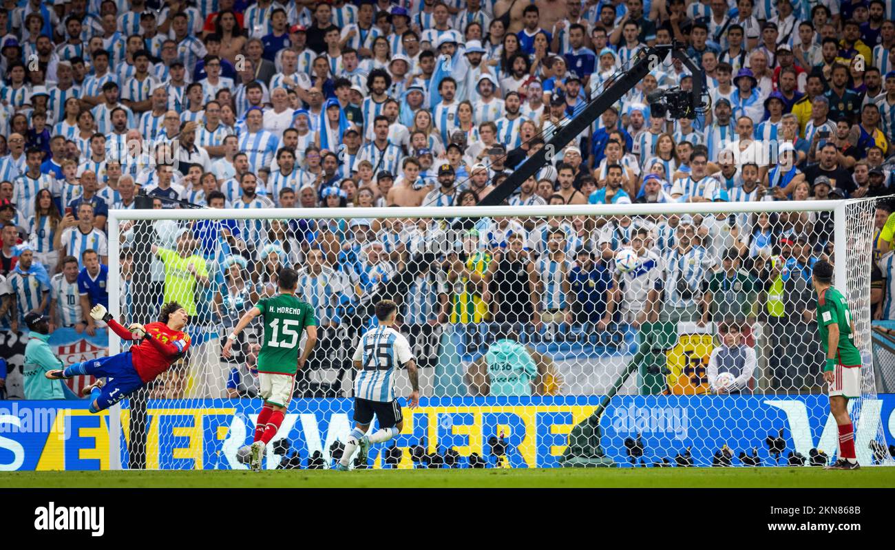 Doha, Katar. 26.. November 2022. Enzo Fernandez (Arg) erzielt das Tor 2:0 gegen Torwart Guillermo Ochoa (Mexiko) Argentinien – Mexiko-Weltmeisterschaft 2022 Stockfoto