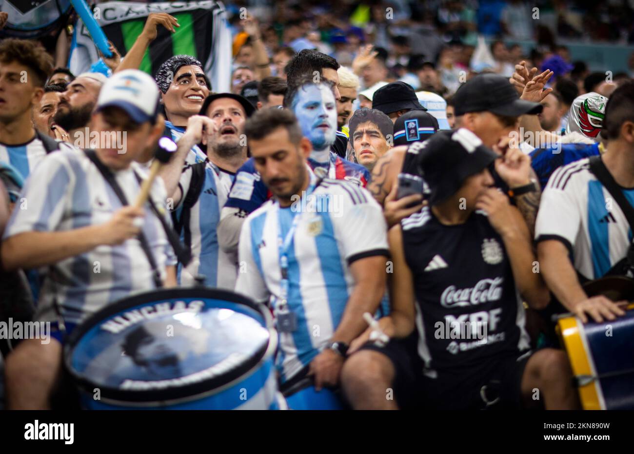 Doha, Katar. 26.. November 2022. Argentinienfans Diego Maradona Argentinien - Mexiko Weltmeisterschaft 2022 in Katar 26.11.2022 Kredit: Moritz Muller/Alamy Live Neu Stockfoto