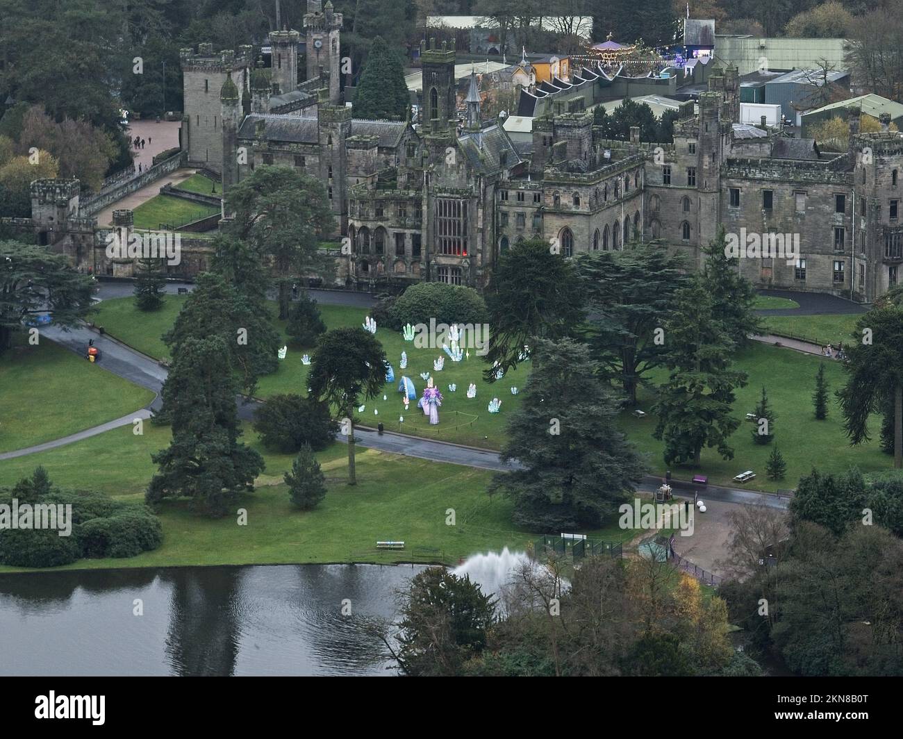 Luftdrohne aus dem Air Filmmaterial von Nemesis Rollercoaster in Alton Towers entfernt 2022 , der letzte Abschnitt der Rennstrecke ist entfernt zu sehen Stockfoto